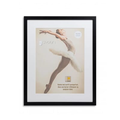 ramme-janne-galleri-svart-mhvit-passepartout-20mm-uv70.jpg